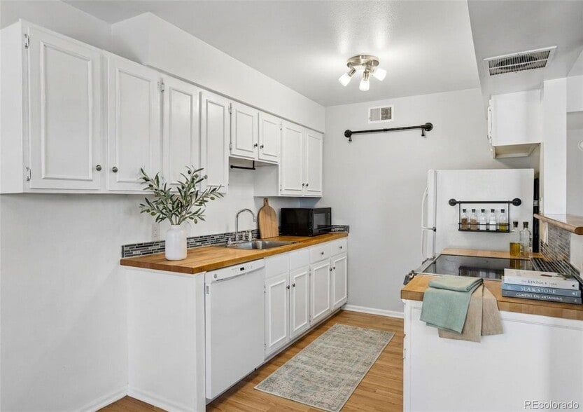 Building Photo - 3141 S Tamarac Dr