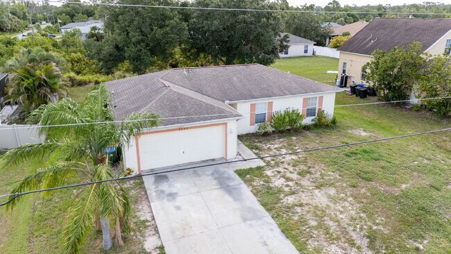 Building Photo - "Charming 3-Bedroom Retreat with 2 Full Ba...