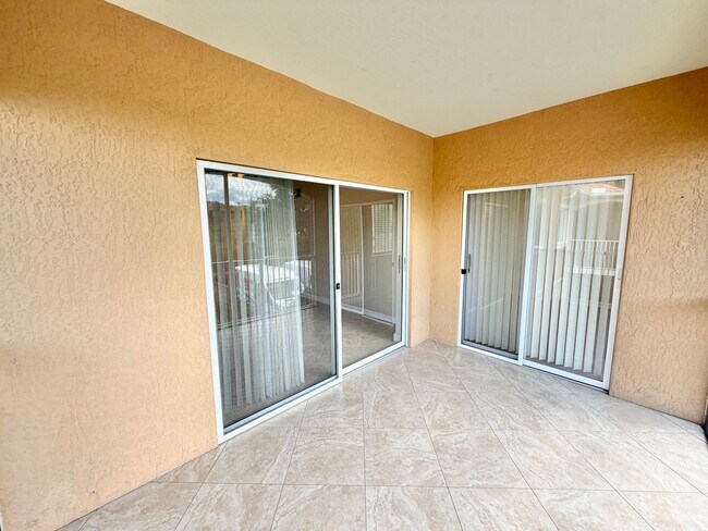 Building Photo - ** NAPOLI ** 2 BED / 1 BATH - CONDO - GREA...