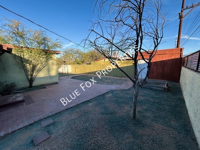 Building Photo - 3021 E Linden St