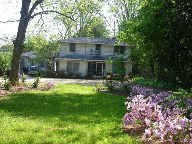Building Photo - Beautiful 3 Bedroom Apartment