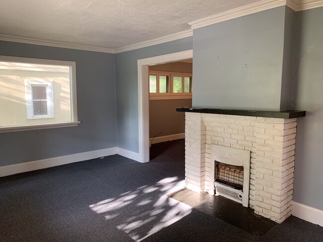 Building Photo - 3 bedroom, near park, close to Ontario