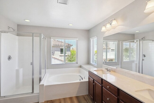 Building Photo - Beautiful 3 Bedroom Townhome With Stunning Mountain Views