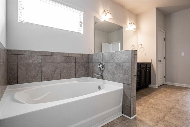 Building Photo - 5410 Mirror Lake Dr