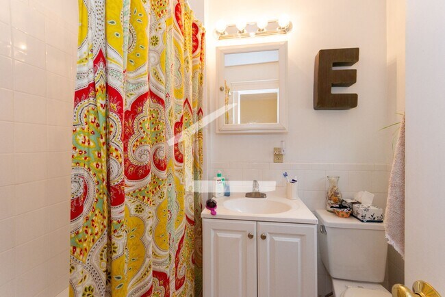 Building Photo - Big and Beautiful Apartment at an Unbeatable Price in Allston; Heat/HW Incl!