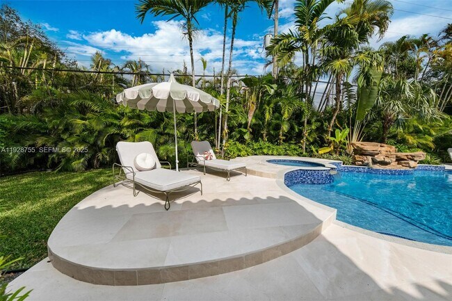 Building Photo - 1033 Almeria Ave