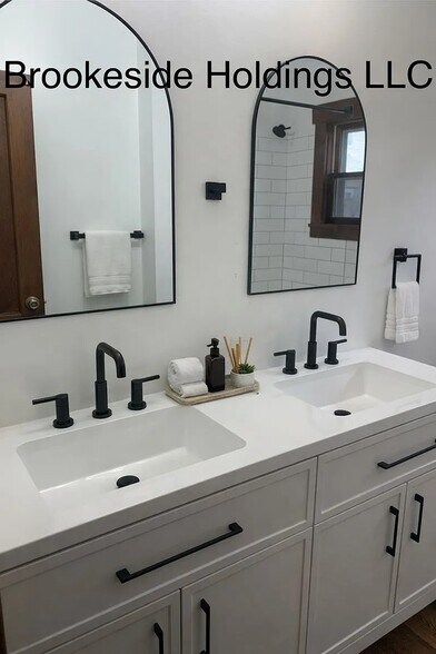 Double Vanities - 33 Washington St