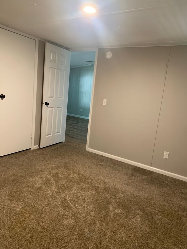 Building Photo - 3 bedroom 2 bath on High Rock Lake