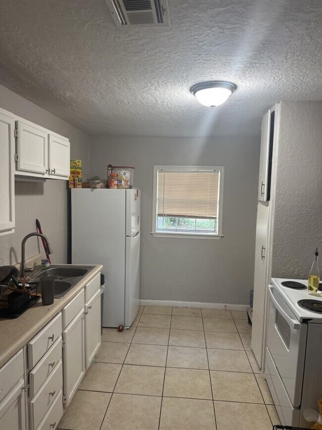 Building Photo - 2305 NW Denver Ave