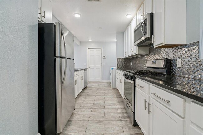 Building Photo - 4705 N Miller Ave