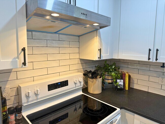 Building Photo - 11 Brooks Ave