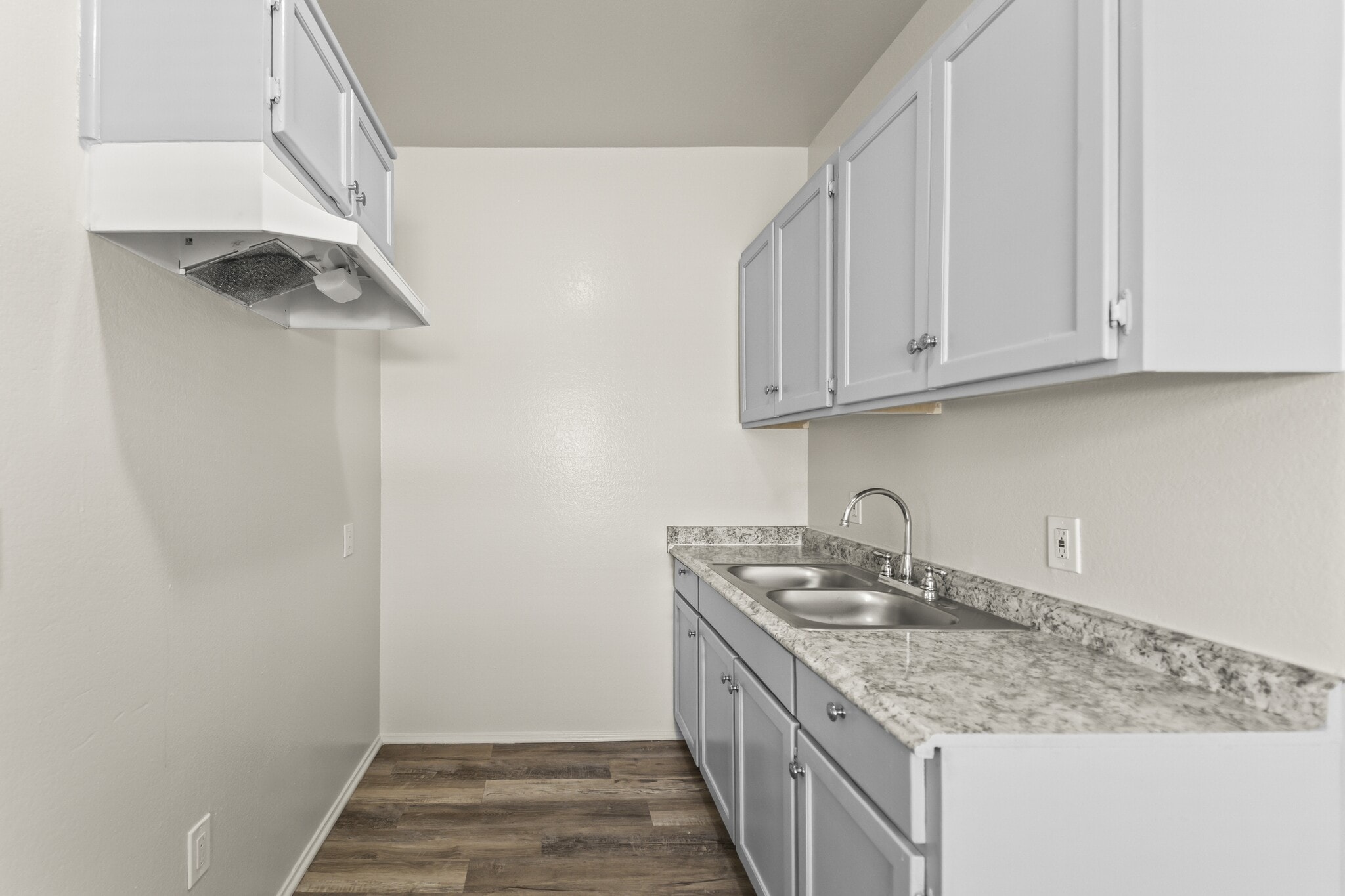 Building Photo - 842 W 83rd St
