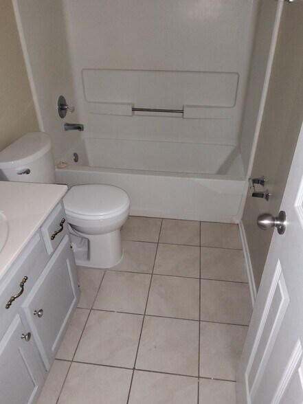 Building Photo - 10770 Oak Leaf Dr