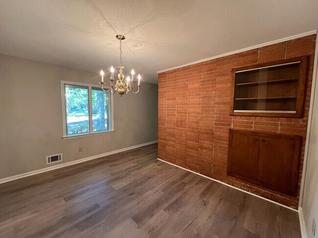 Building Photo - 150 Chinquapin Way