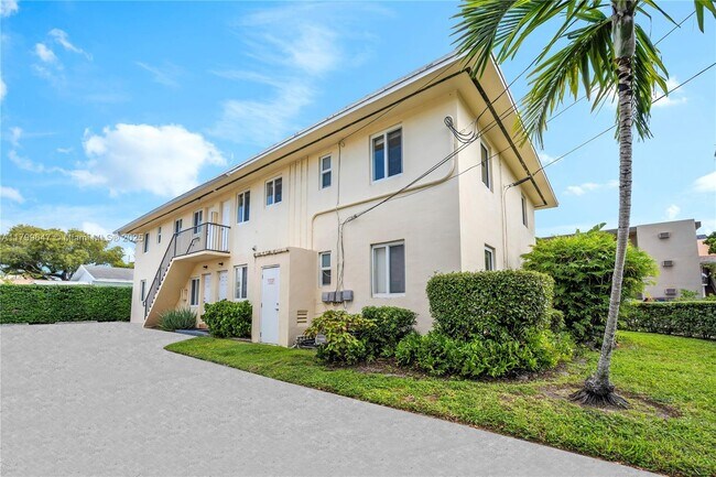 Building Photo - 930 SW 24th Ct