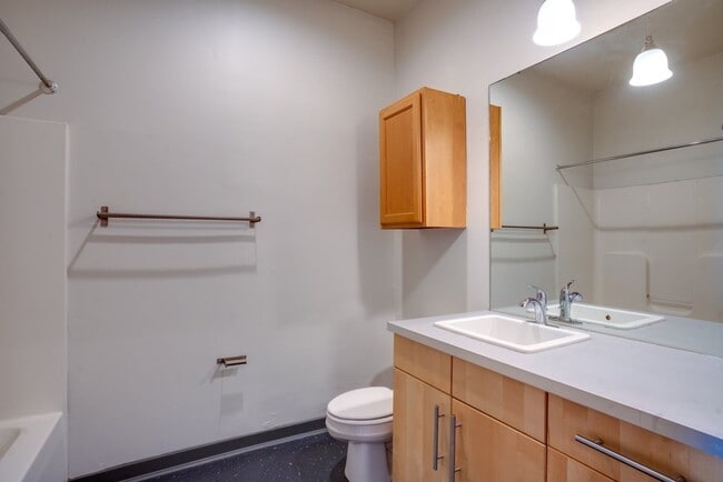 Building Photo - Spacious Newport Loft