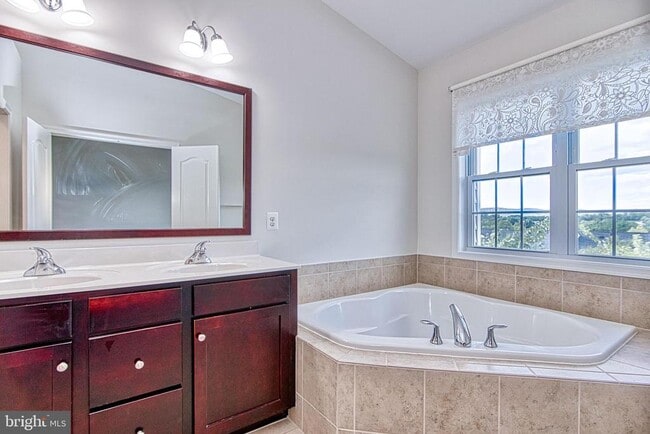 Building Photo - 208 Croft Square