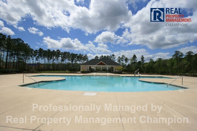 Building Photo - Spacious Home with Fenced Back Yard Convenient to Camp Lejeune