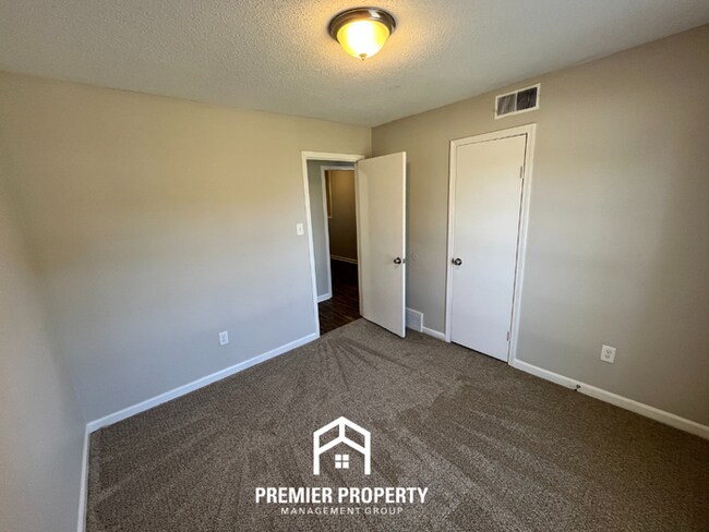 Building Photo - 4702 Chevron Rd