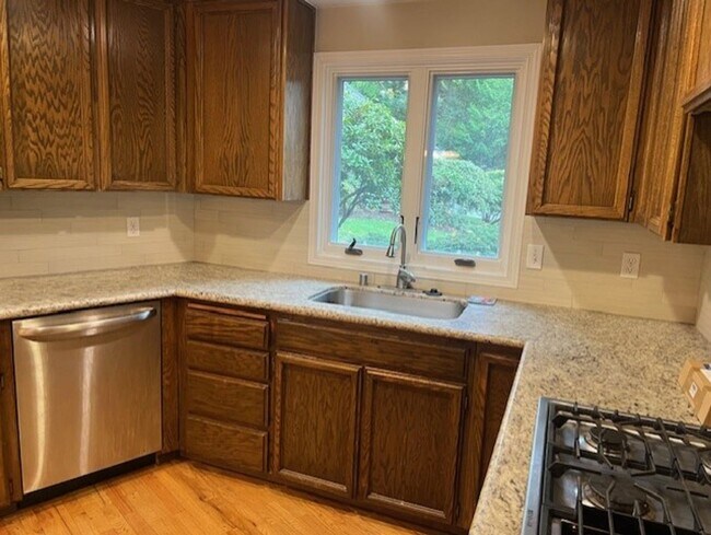 Building Photo - Highly desirable Sammamish 3 bedroom, 3 bath 1970asf.