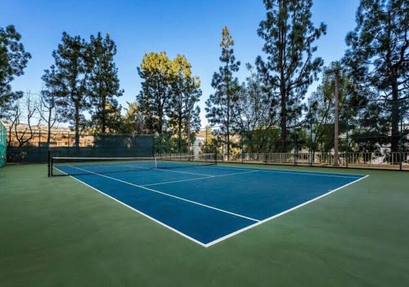 Building Photo - 100 S Doheny Dr