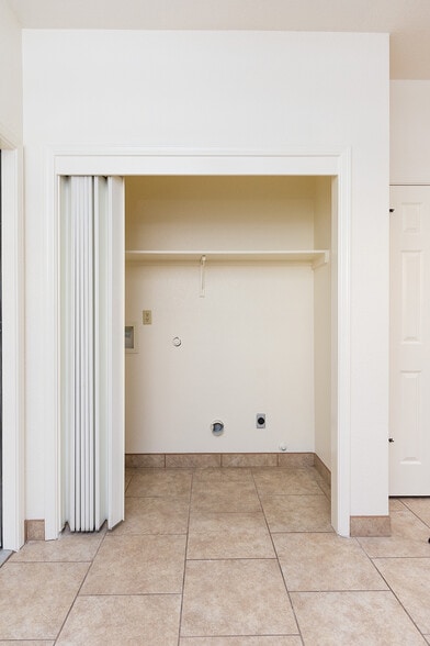 Building Photo - 2357 Saturn Cir