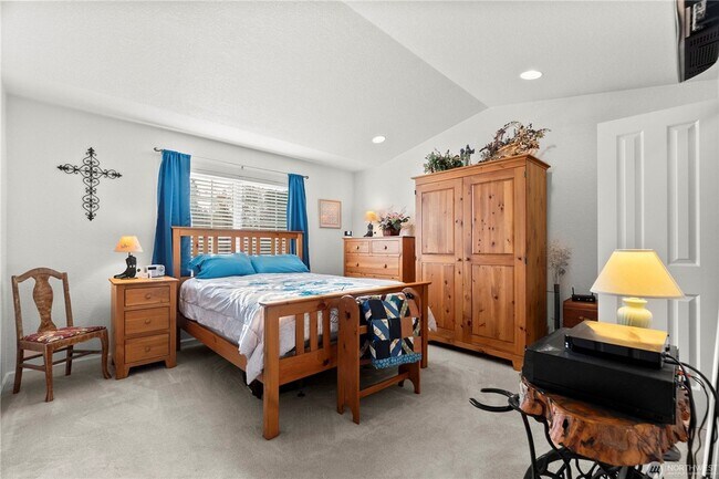 Building Photo - Quiet Updated Townhome in Prime Location!