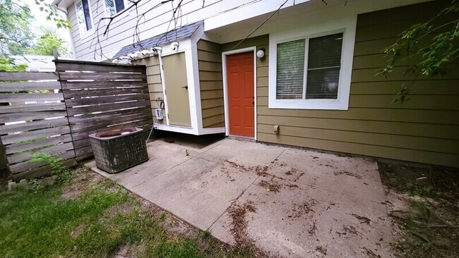 Building Photo - 422 N 18th Ave