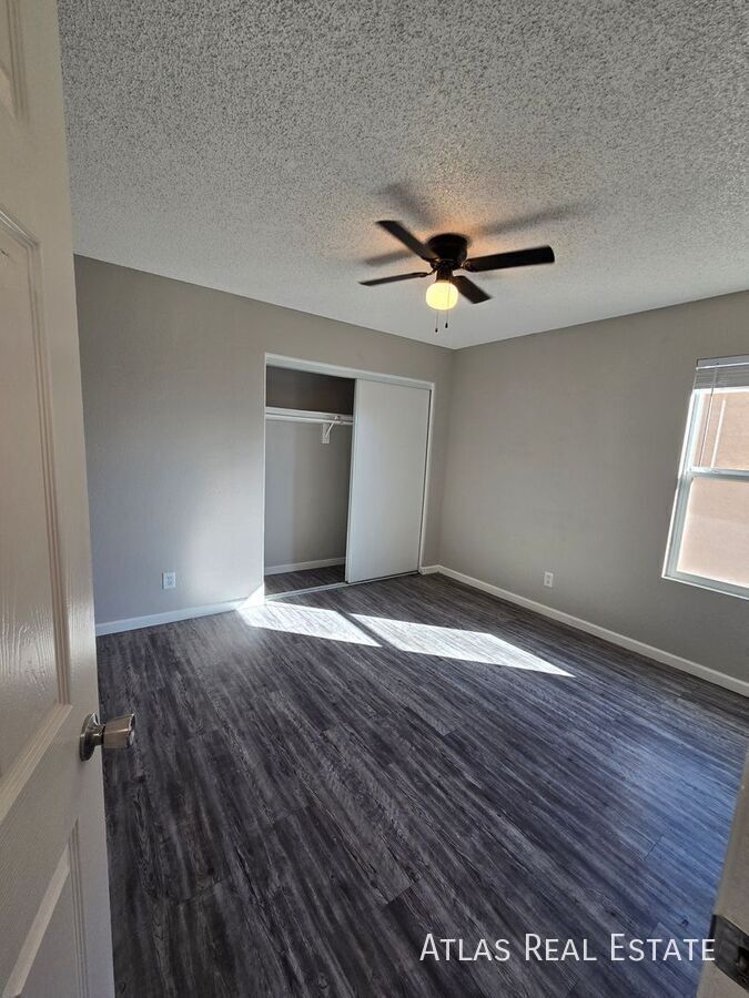 Building Photo - 465 W Ivyglen St