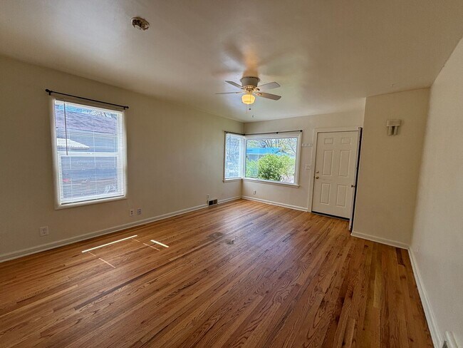 Building Photo - Single Family Home Centrally Located