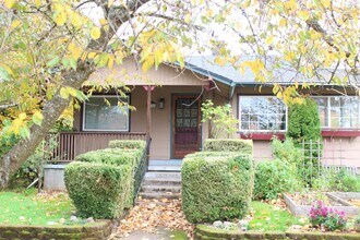 Building Photo - Charming bungalow with bonus office or Art...