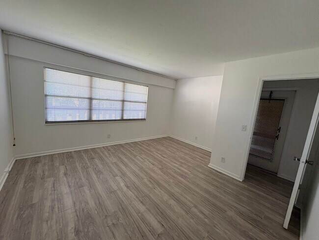 Building Photo - 497 Mansfield L