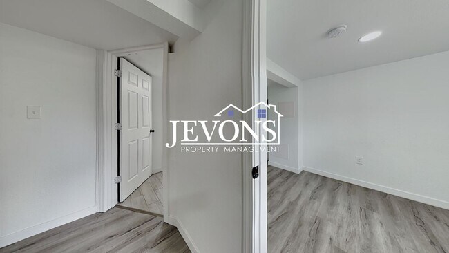 Building Photo - 630 N Skyline Dr