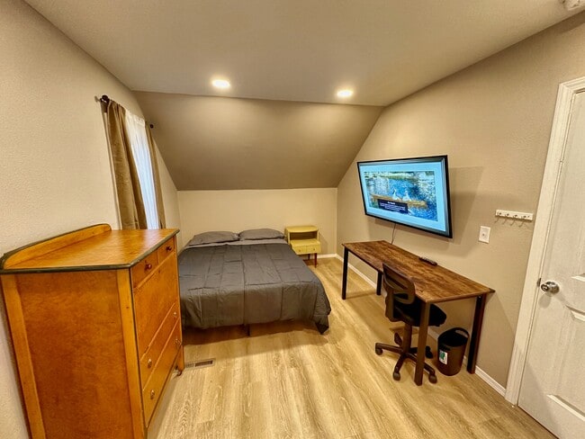 Building Photo - 614 Jamesville Ave