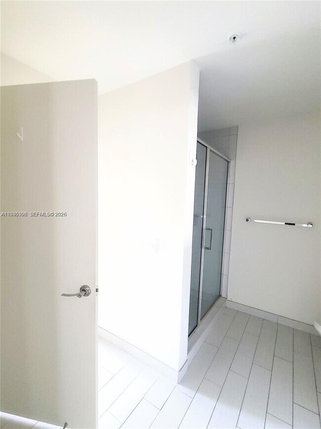 Building Photo - 999 SW 1st Ave