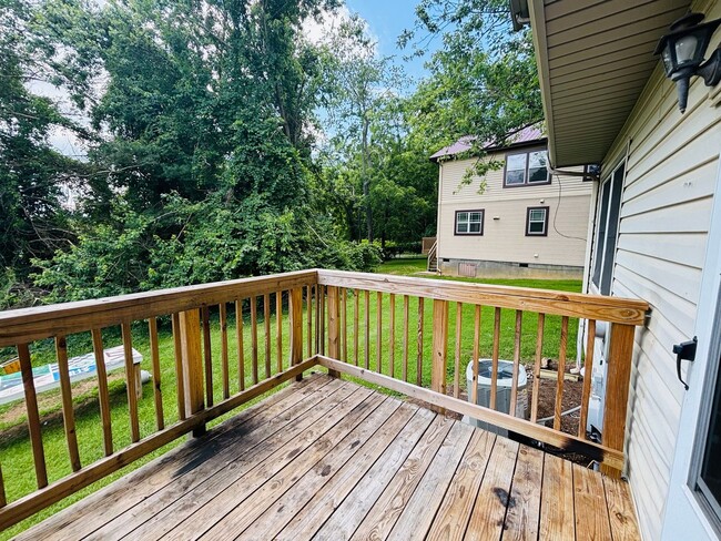 Building Photo - 4 Bedroom 2.5 Bath Townhouse