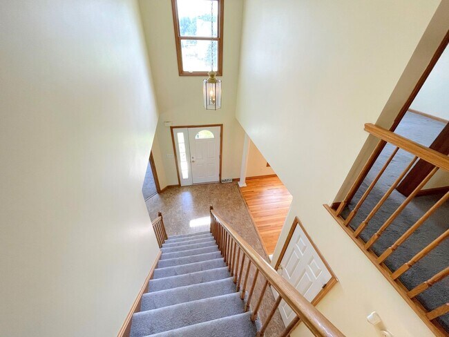 Building Photo - Spacious 3 bed 2.5 Bath Home Ready to Rent...