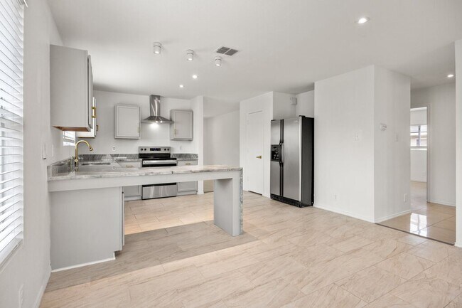 Building Photo - Beautiful 3 bedroom 2 bath home on Big Corner Lot!