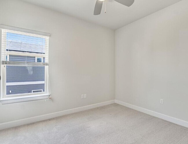 Building Photo - PRELEASING FOR BEGINNING OF JUNE! Walking Distance to Fun, Food and Friends!