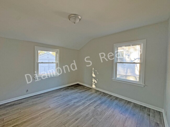 Building Photo - Gorgeous 2 bedroom, 1 bath home in a great...