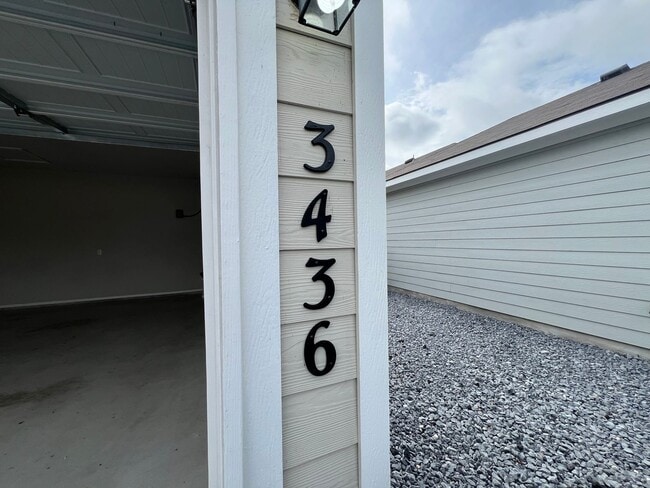 Building Photo - Luxury 3/2 Duplex in Seguin, Texas