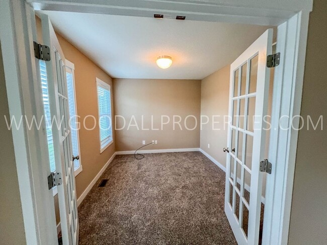 Building Photo - 1903 SE Clover Ridge Dr