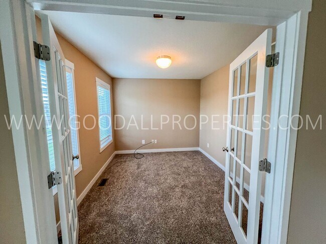 Building Photo - ***RENT SPECIAL*** Beautiful 4 Bedroom, 2....