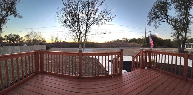 Building Photo - Super Cute 2/2 on almost half acre!