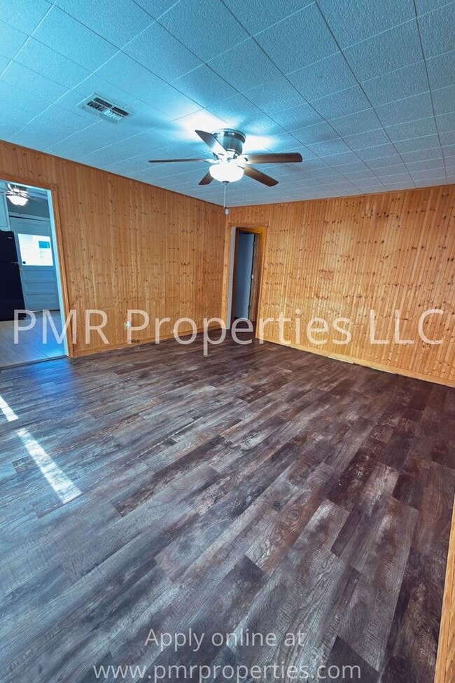 Building Photo - 4 Bedroom/ 1 Bathroom House