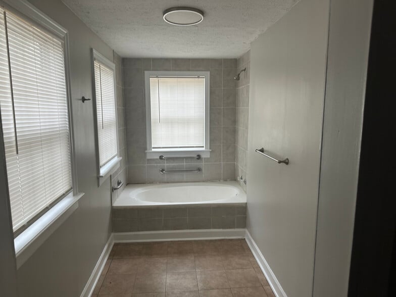 Building Photo - 1107 Graymont Dr SW