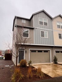 Building Photo - Woodland Townhome Just Minutes from i5