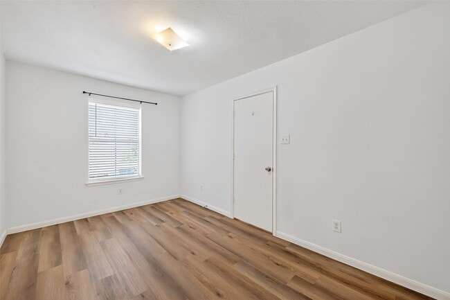 Building Photo - 8366 Golf Green Cir