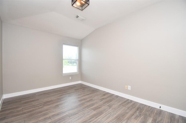 Building Photo - 24406 Lakecrest Village Dr