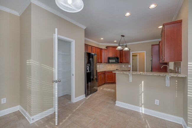 Building Photo - Huge 2 Homes in 1 with 2 full kitchens